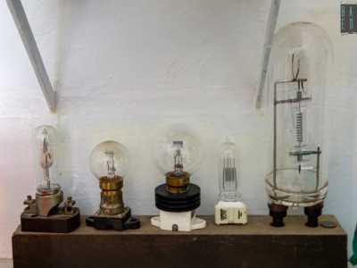 ...strumenti d�epoca e antiche lampade di segnalazione